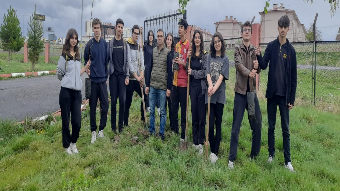 Okulumuz Sosyal Sorumluluk Projesi Kapsamında Ağaç Dikme Etkiniği Gerçekleştirdi